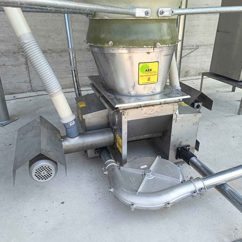 Straw loading hoppers